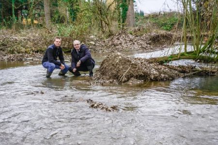 Naturnahes Aussehen der Alme auch im Stadtgebiet von Paderborn: (von links nach rechts) Johannes Schäfers, stellvertretender Betriebsleiter und zuständiger Projektingenieur des WOL, und Landrat Manfred Müller machten sich ein Bild vor Ort. Fotos: Amt für Presse- und Öffentlichkeitsarbeit, Kreis Paderborn